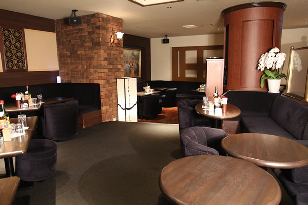 竹ノ塚で一番の老舗キャバクラ高級店ルパン乃小屋の店内心和む空間