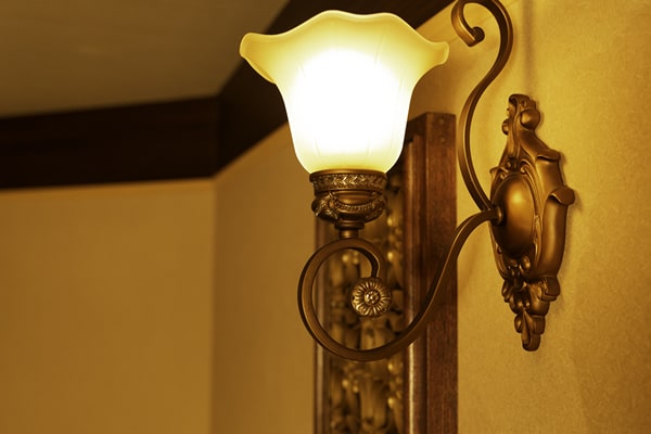 竹ノ塚で一番の老舗キャバクラ高級店ルパン乃小屋の店内にあるエレガントなライト