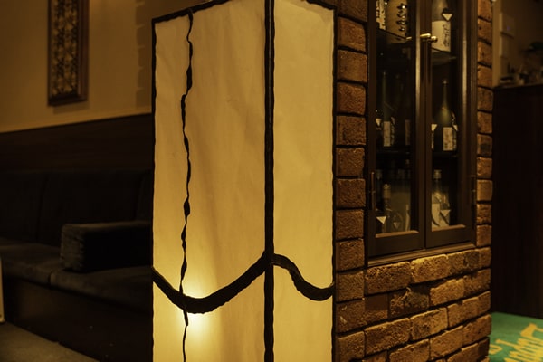 竹ノ塚で一番の老舗キャバクラ高級店ルパン乃小屋の店内にあるほのかなライト