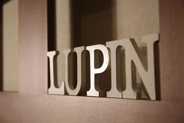 竹ノ塚で一番の老舗キャバクラ高級店ルパン乃小屋の店内にあるLUPINロゴオブジェ